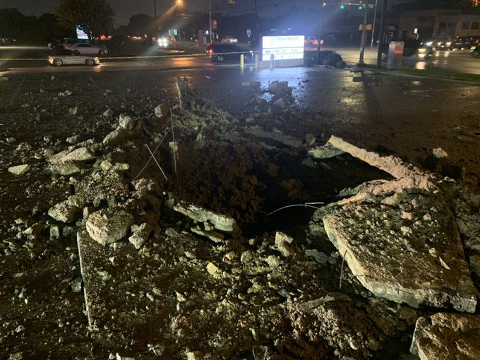 美國加油站暴風雨中遭遇雷擊 劈出5米寬大坑